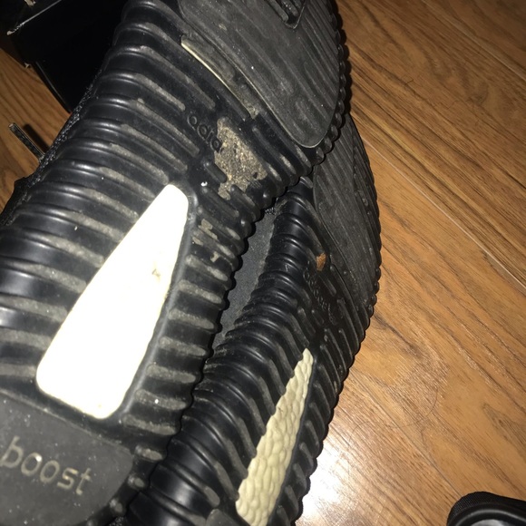 Yeezy 350 - Picture 3 of 4